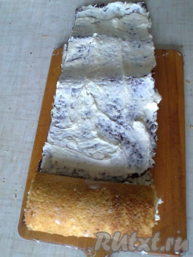 И скручивать рулетом в последовательности белый корж за белым, коричневый за коричневым, маковый за маковым.