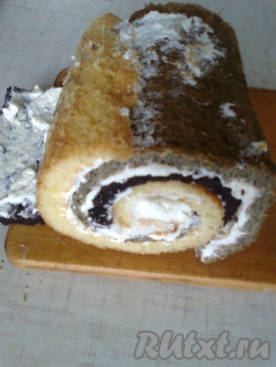 И скручивать рулетом в последовательности белый корж за белым, коричневый за коричневым, маковый за маковым.