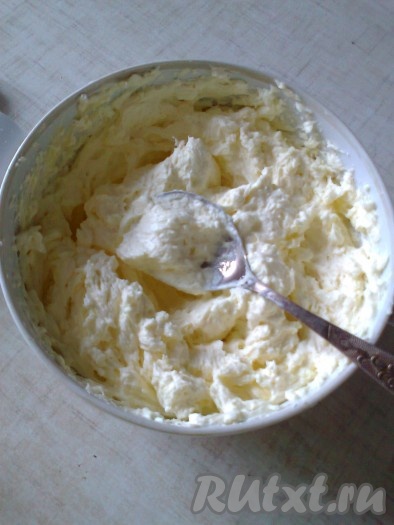 Приготовление заварного крема: От 0,5 литра молока отлить 100 мл молока в отдельную ёмкость. Оставшиеся 400 мл молока вскипятить. Яичные желтки и сахар перетереть, добавить муку, крахмал, 1 пакетик ванильного сахара и отложенные 100 мл молока, перемешать. Когда молоко закипит, убавить огонь и влить в молоко постепенно смесь с желтками, непрерывно и быстро перемешивая, чтобы желтки НЕ сварились, мешать, пока масса не начнет кипеть и густеть. Снять заварную массу с огня и остудить. Взбить мягкое масло миксером, постепенно добавляя к маслу по 1 столовой ложке заварной массы, взбить заварной крем до однородности.&nbsp;
