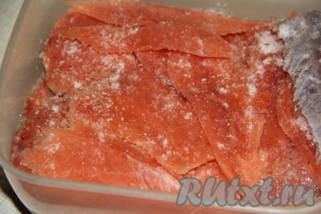 Таким образом выкладывать ломтики филе красной рыбки слоями, присаливая каждый слой.