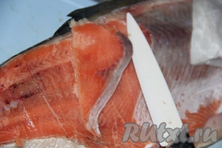 Острым ножом нарезать филе горбуши на тонкие ломтики (вначале срезаем достаточно тонкие ломтики филе горбуши с одной стороны рыбы, когда дорезаем до хребта, переворачиваем рыбку и срезаем тонкие ломтики филе с другой стороны горбуши).
