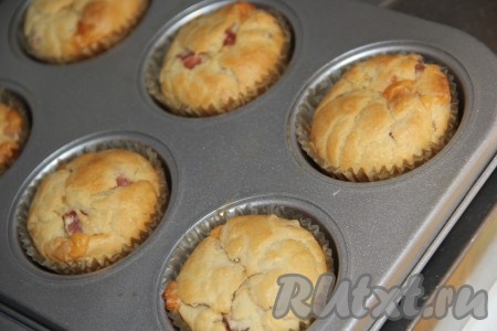 Выпекать закусочные кексы в разогретой духовке, примерно, 30 минут при температуре 200 градусов. Кексики во время выпекания поднимутся, но когда остынут, немного опадут. Тёплые кексы с сыром и ветчиной можно подавать к столу. Я решила их украсить творожным сыром, колбасой и овощами.
