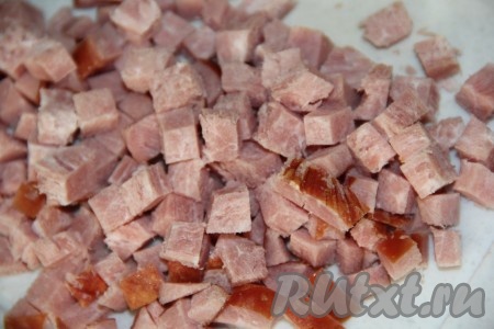 Ветчину тоже нарезать на маленькие кубики.
