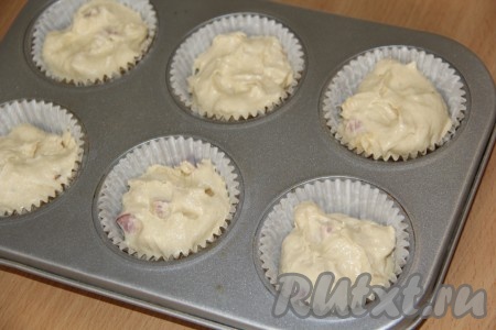 Разложить тесто по формочкам, заполняя их на 2/3 объёма. Я использовала бумажные вкладыши. У меня получилось 12 закусочных кексов с ветчиной и сыром.
