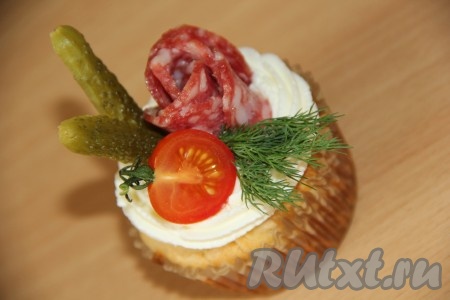 Отсадить творожный сыр на кексы. Украсить по своему вкусу (я украсила розочками из колбаски, зеленью, маленькими огурчиками и половинками помидоров черри).