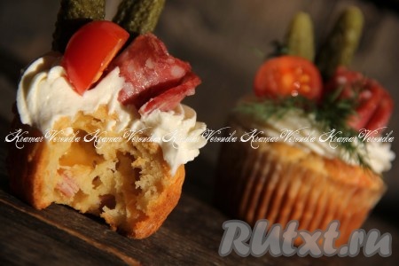 Вот такие замечательные, красивые и очень вкусные закусочные кексы с ветчиной и сыром получились. В разрезе видно, что они очень пористые и нежные.