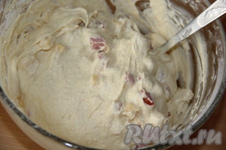 Добавить сыр и ветчину в тесто, хорошо перемешать ложкой.
