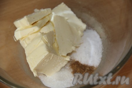 Затем к размягченному маслу добавить соль, сахар и чёрный молотый перец.
