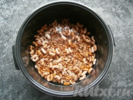 Высыпать фасоль в чашу мультиварки, влить 1,8 литра очищенной воды комнатной температуры.
