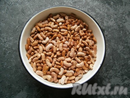 За это время фасоль хорошо разбухнет. Воду слить.