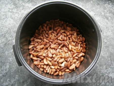 Выставить программу "Варка"-"Овощи" на 1-2 часа. Выставляйте лучше 2 часа, а через час посмотрите, если фасоль готова, мультиварку можно выключить. У меня фасоль была готова уже через час. Если вы готовите фасоль для гарнира, тогда в процессе варки добавьте соль и специи по вкусу.
