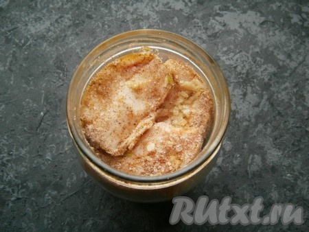 Куски сала поместить плотно в банку. У меня сало поместилось в банку 0,75 литра, возможно, нужна будет литровая банка.
