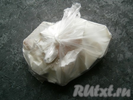 Все куски сала, завернутые в пергаментную бумагу, сложить в пакет, завязать его и отправить в морозилку на 2-2,5 часа.
