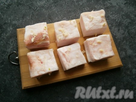 Хорошо натереть сало со всех сторон толченым чесноком.
