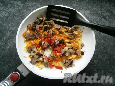 В сковороду к свиному сердцу, обжаренному с луком и морковью, добавить болгарский перец, нарезанный соломкой.
