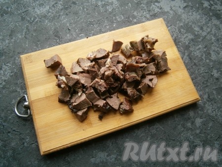 Нарезать сердце средними кубиками (или кусочками).