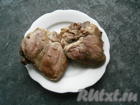 Свиное сердце предварительно отварить в подсоленной воде в течение 1,5-2 часов, остудить.
