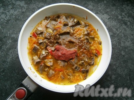 Сюда же добавить томатную пасту, соль, сахар и специи, влить горячую воду.
