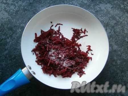 Свеклу натереть на крупной терке, выложить в сковороду, влить 1 столовую ложку растительного масла. Посыпать свеклу сахаром и добавить щепотку лимонной кислоты.
