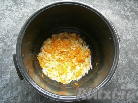 На 10 минут выставить программу "Жарка" и обжаривать овощи, помешивая, до сигнала.
