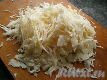 Капусту нашинковать.