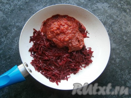 Добавить томат и томатную пасту, влить 150 мл горячей воды, перемешать и, помешивая, протушить свеклу 4-5 минут на медленном огне.
