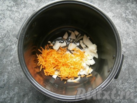 Морковь, свеклу, лук, картошку и чесок очистить. 2-3 столовые ложки растительного масла влить в чашу мультиварки, добавить натертую на крупной терке морковь и нарезанный произвольно репчатый лук.
