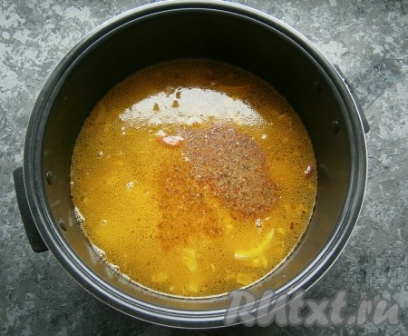 Влить воду, добавить соль и специи, выставить программу "Суп" на 1 час, крышку мультиварки закрыть.
