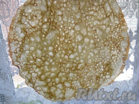 Вот такими кружевными получаются блины, замешанные на молоке с кипятком.