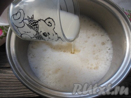 Влейте молоко, снова взбейте.