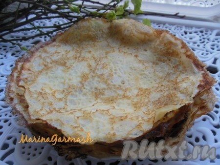 Аппетитные, нежные блинчики подавайте со сметаной, сгущёнкой или мёдом. Вкусны они как в тёплом виде, так и в холодном. Приготовьте кружевные блины на молоке с кипятком по этому рецепту и они, наверняка, вам понравятся!