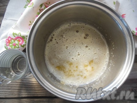 Не прекращая взбивать, тонкой струйкой влейте в сахарно-яичную массу 250 миллилитров кипящей воды. Масса сразу же увеличится в объёме в два-три раза.