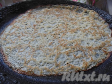 Сковороду хорошо нагрейте, смажьте растительным маслом. Налейте половник теста в разогретую сковороду, равномерно распределяя по дну сковороды. Жарьте блин на среднем огне до румяности с одной стороны, затем переверните и готовьте до румяности с другой стороны. Готовый блинчик переложите на тарелку. Периодически перемешивая тесто и смазывая сковороду только по мере необходимости, постепенно пожарьте все блины. Я жарила блины на сковороде диаметром 17 сантиметров, из указанного количества ингредиентов у меня получилось 22 блина.