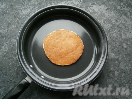 Блинчик перевернуть и жарить секунд 20-30.