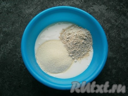 Кефир комнатной температуры налить в миску, всыпать овсяную крошку и манную крупу, добавить щепотку соли.