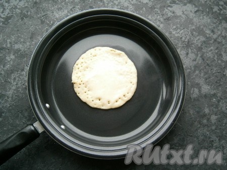 В центр нагретой сухой сковороды налить 2 столовые ложки теста и жарить панкейк на небольшом огне, пока сверху не начнут появляться пузырьки (около 1 минуты).
