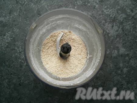 Измельчить хлопья до состояния крошки.
