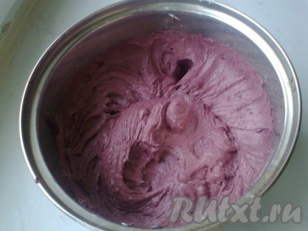 Во взбитое масло добавлять частями черничный крем, взбивая все вместе миксером.
