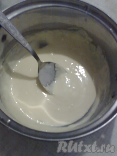 В отдельной кастрюле соединить яичные желтки, муку и 100 мл сливок, взбить миксером. Вместо сливок я использовала сметану хорошего качества.
