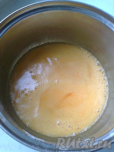 В отдельной кастрюле смешать сливочное масло,&nbsp;мед и соду, поставить на средний огонь, помешивая, растопить. Масса постепенно начнет пениться и увеличиваться в объеме. Продолжая помешивать, довести смесь на среднем огне до карамельного цвета.