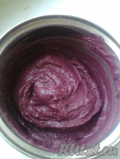 Чтобы проверить качество сметаны, надо небольшое количество нагреть до кипения, если сметана не свернулась и не образовались хлопья, ее можно использовать. При использовании сметаны крем получается с кислинкой. Если вы хотите сладкий крем, используйте сливки. Оставшиеся 300 мл сливок (у меня тоже сметана) поставить на огонь, довести до кипения. В кипящие сливки понемногу ввести желтковую массу, непрерывно помешивая, перемешать до однородности.&nbsp;Затем добавить черничное пюре, перемешать. Поставить крем на небольшой огонь (или на водяную баню) и заварить при постоянном помешивании. Масса должна стать гладкой и густой.&nbsp;Снять заварной крем с огня и ввести заранее поломанный шоколад (у меня темный шоколад и сахар). Перемешивать до полного растворения сахара и шоколада. Вот такой получился крем, как на фото.
