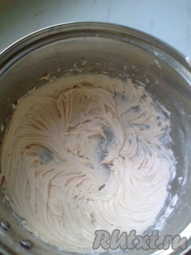 Накрыть заварной крем пленкой. Пленка должна плотно прилегать к поверхности крема, чтобы он не заветрился. Охладить крем до комнатной температуры, не убирая в холод. Мягкое сливочное масло комнатной температуры взбить миксером с 50 граммами сахарной пудры до пышного состояния.