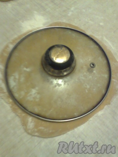 На столе, припорошенном мукой, каждый кусочек теста раскатать в тонкий пласт толщиной около 3-5 мм. Тесто получается мягким, податливым. Можно делать квадратный или же круглый торт. Диаметр готовых круглых коржей 20 см. Для выпекания вырезаем коржи большего размера, например, диаметром 21 см, чтобы потом их обрезать.&nbsp;
