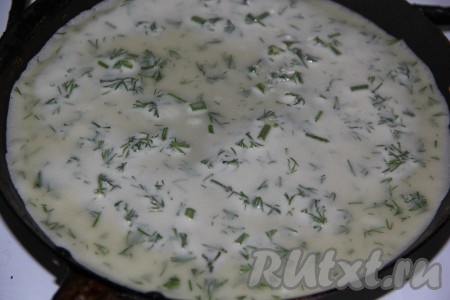 Выпекать блинчики на хорошо разогретой сковороде на среднем огне. Я смазала сковороду маслом только перед первым блином. Блинчики с укропом очень хорошо переворачиваются.
