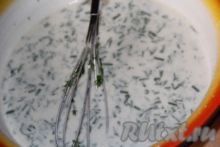 Перемешать тесто венчиком.
