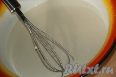 Замесить блинное тесто, для этого нужно соединить молоко и яйца, перемешать, всыпать сахар и соль, слегка перемешать, затем добавить просеянную муку. С помощью венчика перемешать тесто до однородного состояния. В конце замеса влить масло. Дать тесту немного отдохнуть (минут 10). Тесто получится не густым и однородным.
