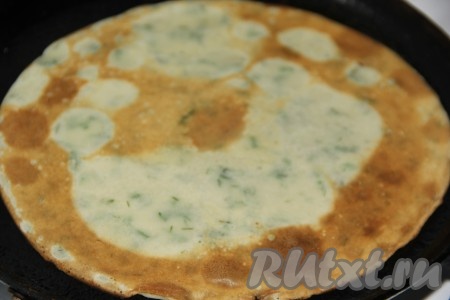 Жарить с двух сторон до золотистого цвета.