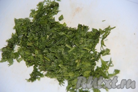 Укроп вымыть и обсушить. Я толстые стебельки не использовала. Мелко нарезать укроп.