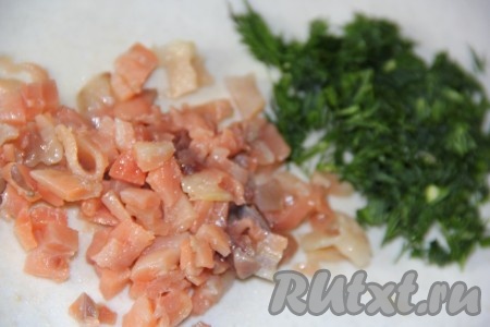Рыбу нарезать на мелкие кусочки, удаляя косточки. Укроп вымыть, а затем обсушить и мелко нарезать.&nbsp;