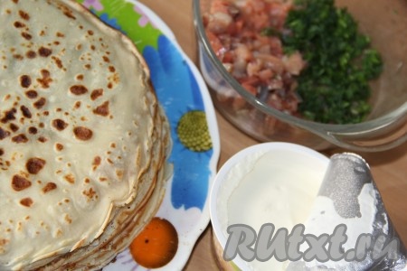 Блинчики остудить. Соединить красную рыбу, зелень и творожный сыр, тщательно перемешать и начинка для роллов из блинов готова.